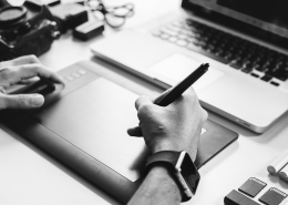 Croquis et ordinateur portable processus de design