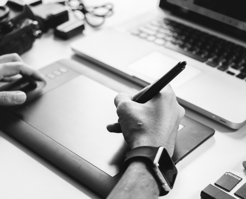 Croquis et ordinateur portable processus de design