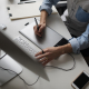 Graphiste masculin utilisant une tablette graphique