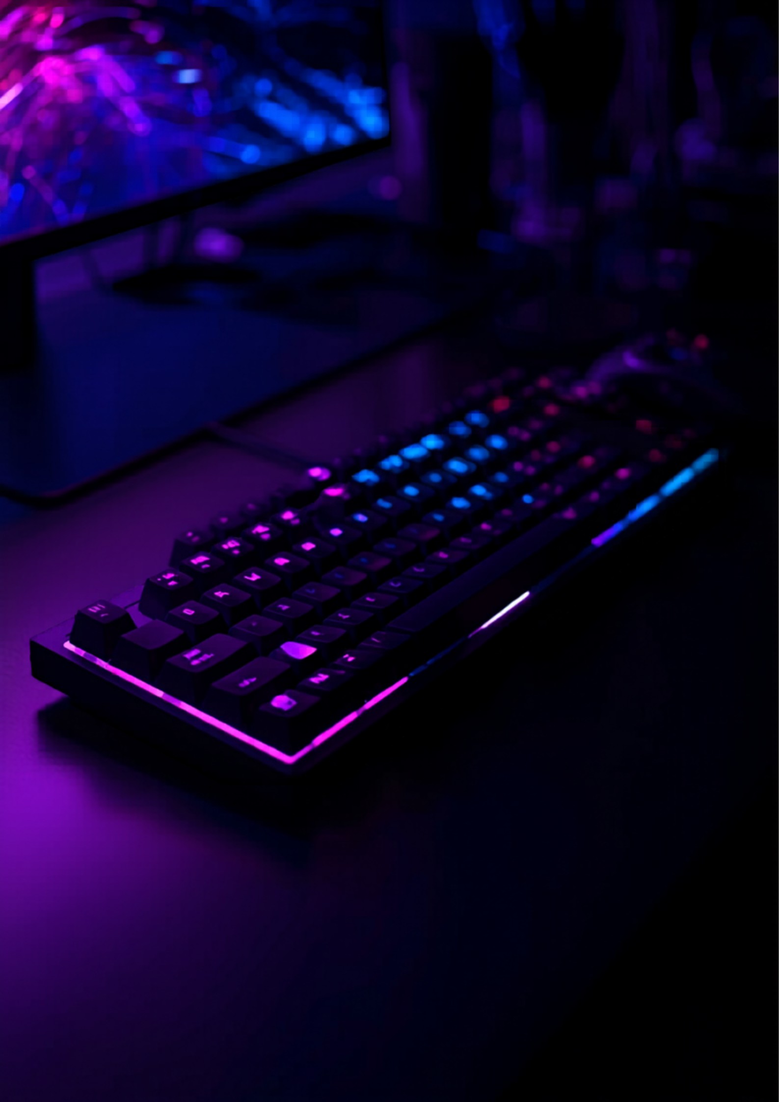 Setup gaming RGB avec clavier mécanique et contrôleur – lumière néon violette et bleue – design jeux vidéo